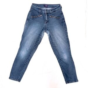 ✨HP✨ NYDJ legging jeans with zip pocket and hem detail